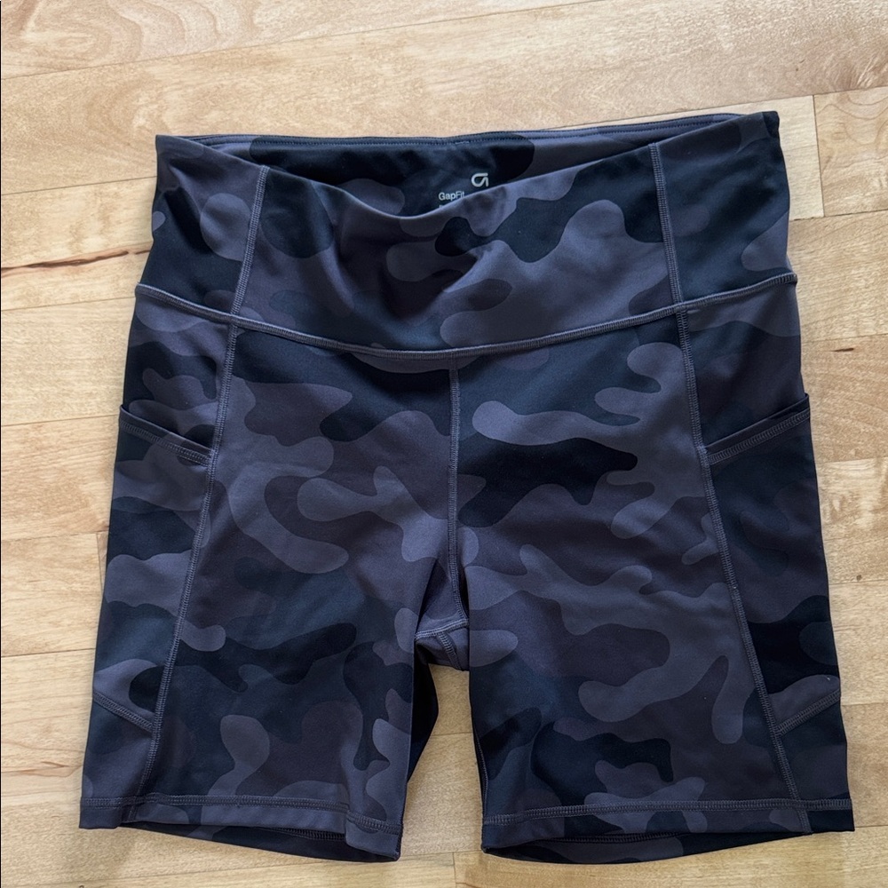 Gap -‎ Power High Rise Bike Workout Shorts w/ Pockets - Black Camo - Sz Large